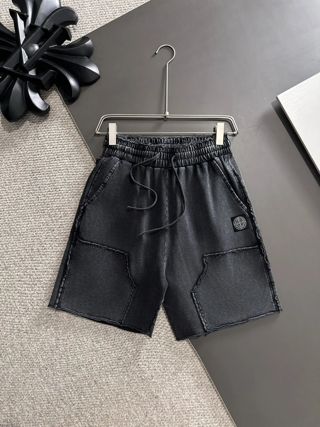 🅿️330 shipped next day, high quality Stone lsland/Stone Island 2025 spring and summer new elastic band casual color-washed loose shorts, two needle stitches at the trouser hem, fine and firm stitching, counter-customized fabrics with high breathability and comfort, impeccable details, brand element design concept, reflecting high quality. It feels delicate and soft! It presents a casual cut and the upper body shape is great! Size: S-XXL